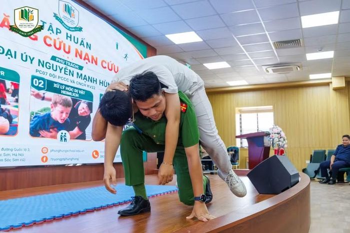 Nhiều kỹ năng cứu hộ, cứu nạn được chuyên gia tập huấn cho cán bộ, giáo viên, nhân viên.