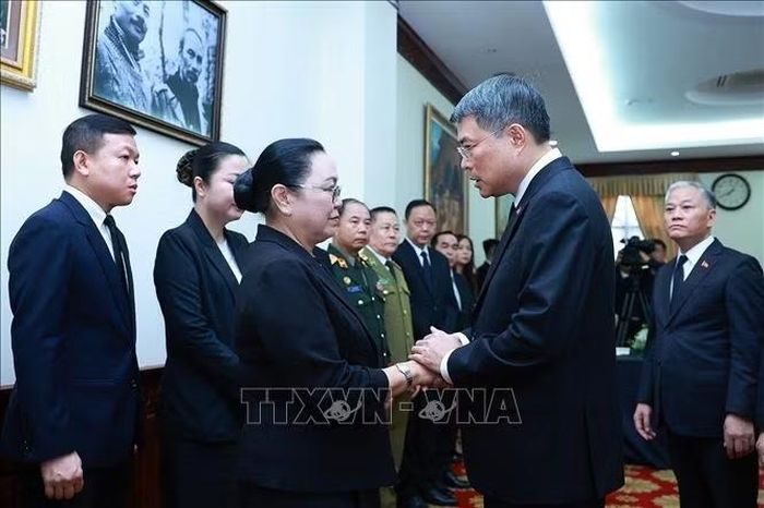  Thủ tướng Lê Minh Hưng chia sẻ với cán bộ, nhân viên Đại sứ quán và nhân dân Lào. Ảnh: Dương Giang/TTXVN 