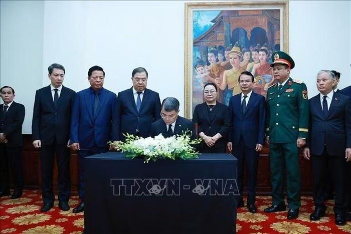  Thủ tướng Lê Minh Hưng ghi sổ tang, viếng Chủ tịch Quốc hội Lào Xaysomphone Phomvihane. Ảnh: Dương Giang/TTXVN 