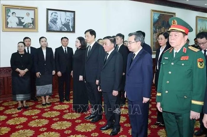 Đồng chí Trần Cẩm Tú, Uỷ viên Bộ Chính trị, Thường trực Ban Bí thư dẫn đầu Đoàn Lãnh đạo Đảng, Nhà nước đến viếng và ghi sổ tang đồng chí Xaysomphone Phomvihane, Ủy viên Bộ Chính trị, Chủ tịch Quốc hội Lào. Ảnh: Phương Hoa/TTXVN 