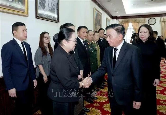  Thường trực Ban Bí thư Trần Cẩm Tú chia buồn với Đại sứ Lào tại Việt Nam Khamphao Ernthavanh. Ảnh: Phương Hoa/TTXVN 