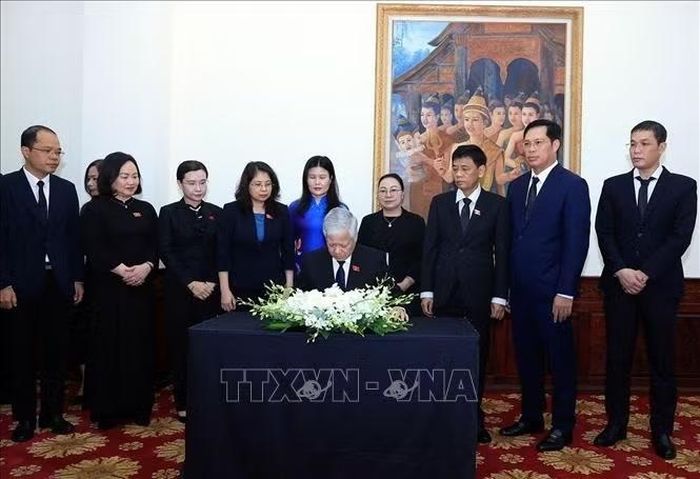  Phó Chủ tịch Thường trực Quốc hội Đỗ Văn Chiến ghi sổ tang Chủ tịch Quốc hội Lào Xaysomphone Phomvihane. Ảnh: Tuấn Anh/TTXVN 