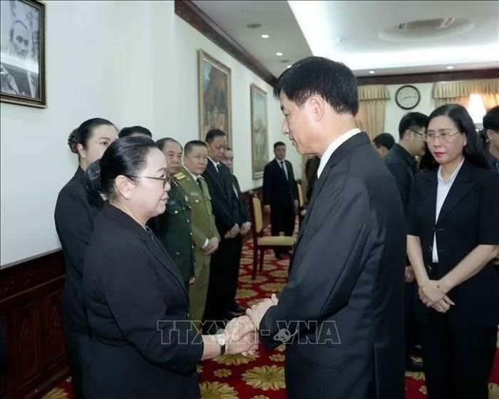  Đồng chí Nguyễn Duy Ngọc, Uỷ viên Bộ Chính trị, Bí thư Trung ương Đảng, Trưởng Ban Tổ chức Trung ương chia buồn tới Đại sứ Lào tại Việt Nam Khamphao Ernthavanh. Ảnh: Phương Hoa/TTXVN 
