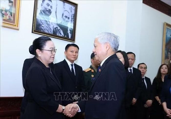  Phó Chủ tịch Thường trực Quốc hội Đỗ Văn Chiến chia buồn với Đại sứ Lào tại Việt Nam Khamphao Ernthavanh. Ảnh: Tuấn Anh/TTXVN 