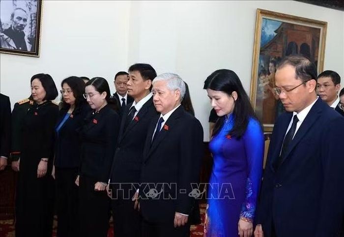  Phó Chủ tịch Thường trực Quốc hội Đỗ Văn Chiến cùng đoàn đến viếng đồng chí Xaysomphone Phomvihane, Ủy viên Bộ Chính trị, Chủ tịch Quốc hội Lào. Ảnh: Tuấn Anh/TTXVN 