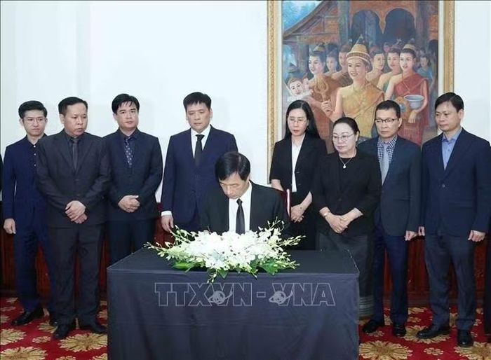  Đồng chí Nguyễn Duy Ngọc, Uỷ viên Bộ Chính trị, Bí thư Trung ương Đảng, Trưởng Ban Tổ chức Trung ương ghi sổ tang đồng chí Xaysomphone Phomvihane, Ủy viên Bộ Chính trị, Chủ tịch Quốc hội Lào. Ảnh: Phương Hoa/TTXVN 