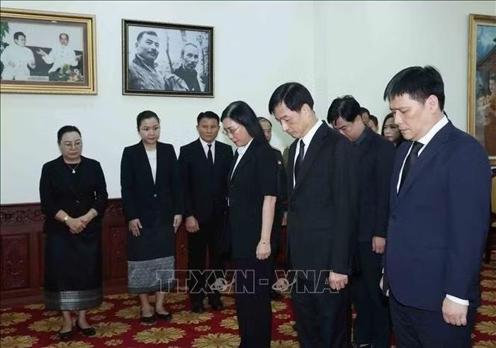  Đoàn Ban Tổ chức Trung ương viếng Chủ tịch Quốc hội Lào Xaysomphone Phomvihane. Ảnh: Phương Hoa/TTXVN 