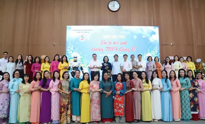 Lãnh đạo phường Giảng Võ chúc mừng, chụp ảnh lưu niệm với Ban Giám hiệu, giáo viên Trường THCS Giảng Võ.