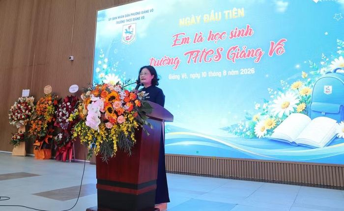 Nhà giáo Tô Thị Hải Yến, Hiệu trưởng Trường THCS Giảng Võ phát biểu.