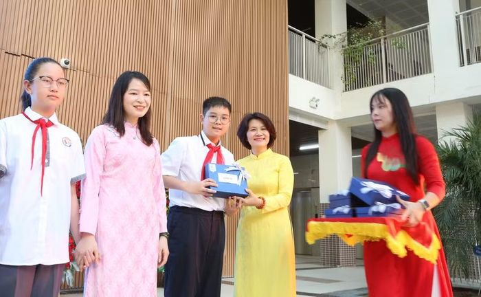 Giáo viên chủ nhiệm trao tặng huy hiệu Giảng Võ cho học sinh.