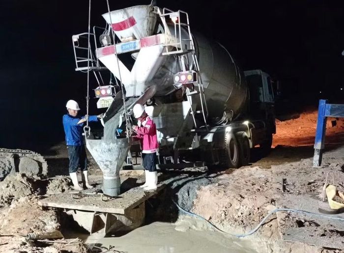  Các công nhân Nhà thầu Đinh Phát thi công xuyên đêm nhằm đảm bảo chất lượng, tiến độ. 