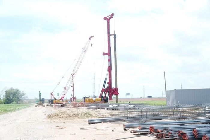 Các máy móc, thiết bị của Tổng công ty Xây dựng Trường Sơn hoạt động xuyên ngày, đêm, đẩy nhanh tiến độ trước mùa mưa bão.