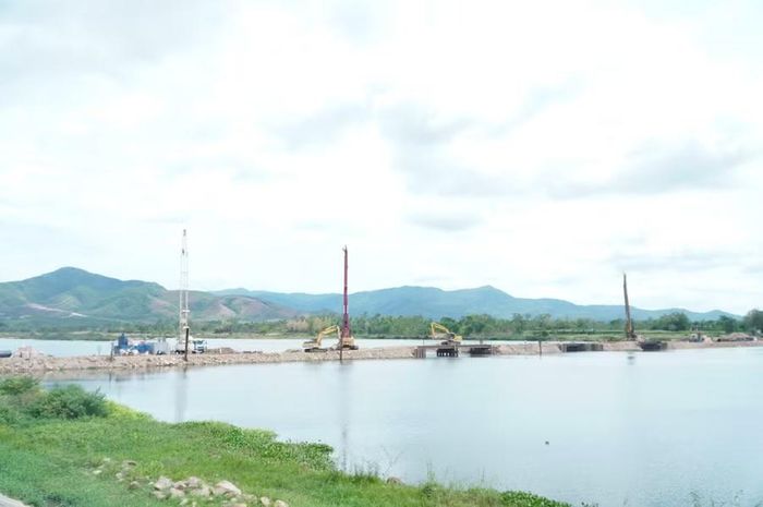 Hàng trăm máy móc, thiết bị thi công xây dựng đường bộ cao tốc Quy Nhơn - Pleiku.