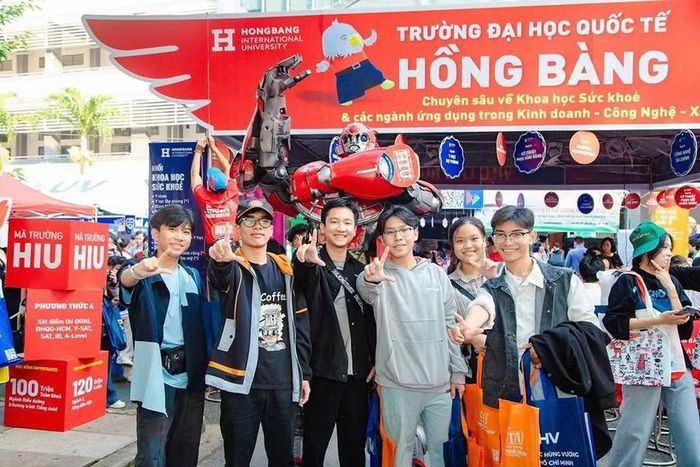 Gian hàng tư vấn tuyển sinh Trường Đại học Quốc tế Hồng Bàng.