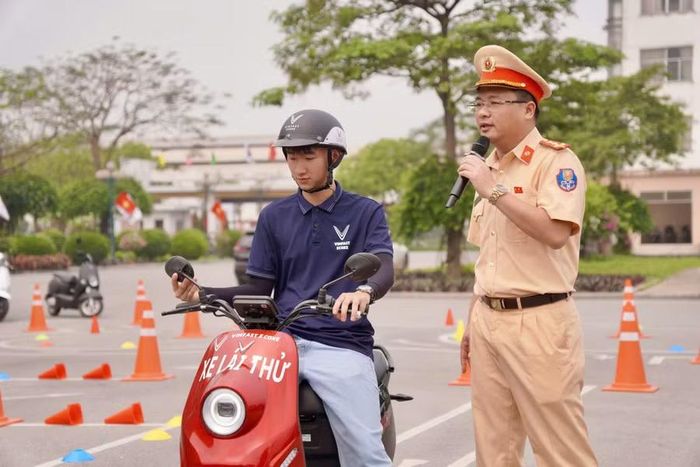 Cảnh sát giao thông hướng dẫn, tổ chức “Chiến dịch đào tạo kỹ năng lái xe mô tô, xe gắn máy an toàn”.