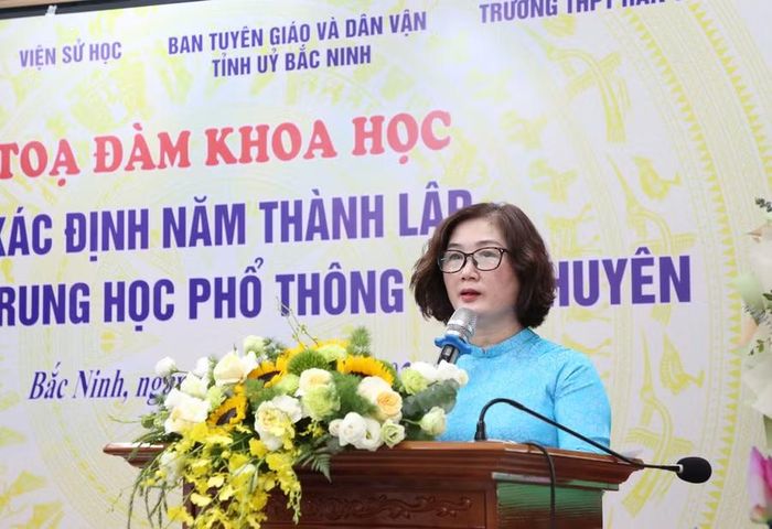 Hiệu trưởng Trường THPT Hàn Thuyên Đặng Thị Bích Vân trình bày báo cáo đề dẫn tọa đàm.