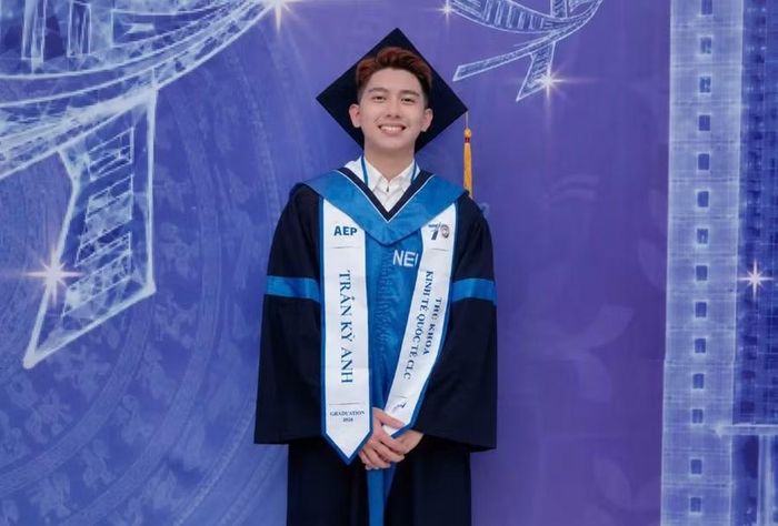 Kỳ Anh trong ngày nhận bằng tốt nghiệp.