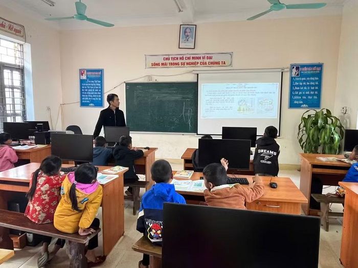 Giáo viên vốn đã rất vất vả trong việc dạy học, cũng chẳng ai muốn sau khi dạy xong lại phải đi đòi tiền công lao động của chính mình từ nhà quản lý.