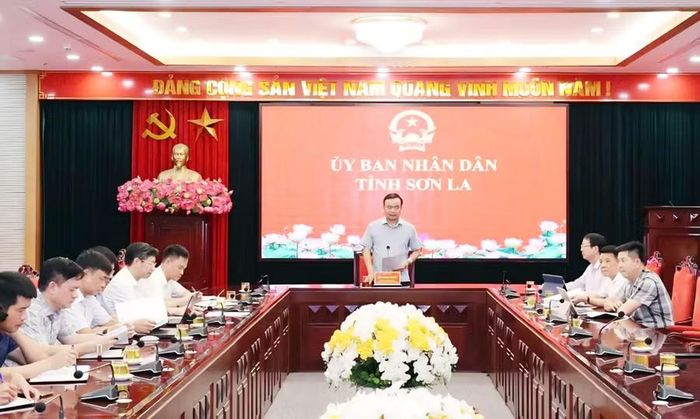 Ông Hà Trung Chiến, Phó Chủ tịch Thường trực UBND tỉnh Sơn La chủ trì cuộc họp.
