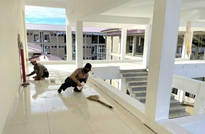 Công nhân đang bước vào giai đoạn hoàn thiện tại trường nội trú liên cấp xã Yên Sơn.