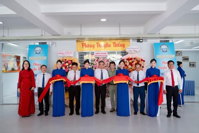 Các đại biểu cắt băng khánh thành phòng truyền thống của trường.
