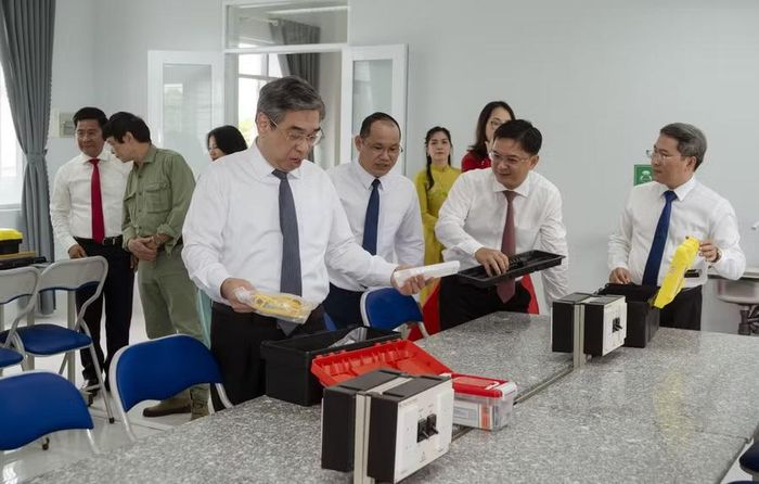 Các đại biểu tham quan cơ sở vật chất của trường.
