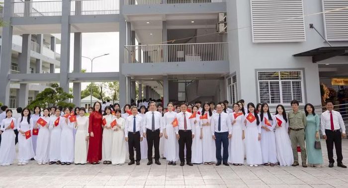 Dự lễ khánh thành có Phó Bí thư Thành ủy, Chủ tịch Ủy ban MTTQ Việt Nam TPHCM Nguyễn Phước Lộc; Phó Chủ tịch UBND TPHCM Nguyễn Mạnh Cường; Giám đốc Sở GD&ĐT TPHCM Nguyễn Tấn Phát; Bí thư Đảng ủy, Chủ tịch HĐND phường Phú Mỹ Bùi Chí Thành; Phó Giám đốc Sở GD&ĐT TPHCM Trần Thị Ngọc Châu; ông Võ Điện Biên, con trai cố Đại tướng Võ Nguyên Giáp,...
