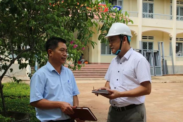 Ông Nguyễn Đình Chính, Phó Hiệu trưởng Trường phổ thông nội trú Tiểu học, THCS Ia Lốp trao đổi với phóng viên. (Ảnh: TH)