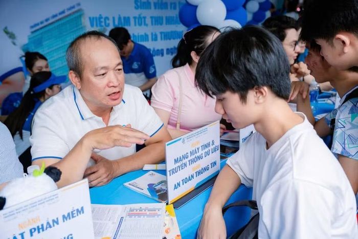 Hoạt động tư vấn tuyển sinh của Trường Đại học Công nghệ Thông tin.