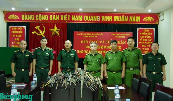 Phòng Nghiệp vụ, Bộ đội Biên phòng tỉnh Điện Biên bàn giao vũ khí, vật liệu nổ, công cụ hỗ trợ trong quá trình vận động, tiếp nhận từ nhân dân cho Phòng PC06, Công an tỉnh Điện Biên. Ảnh: Anh Dũng