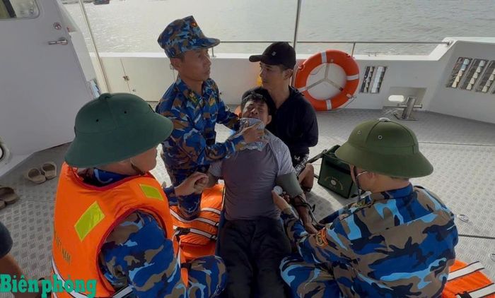 Cán bộ Hải đội Biên phòng 2, Bộ đội Biên phòng tỉnh Ninh Bình cứu ngư dân gặp nạn trên biển. Ảnh: Minh Khôi