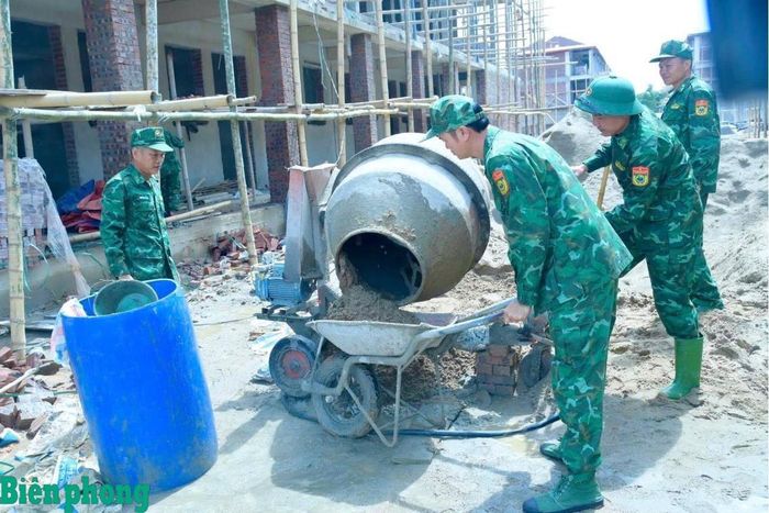 Bộ đội Biên phòng tỉnh Nghệ An hỗ trợ xây dựng Trường Phổ thông Dân tộc nội trú liên cấp tại xã biên giới. Ảnh: Lê Thạch