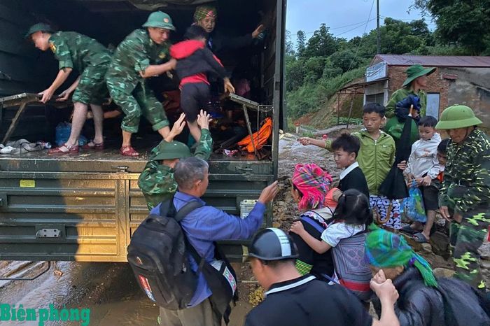 Cán bộ, chiến sĩ Bộ đội Biên phòng tỉnh Lai Châu phối hợp với các lực lượng, chính quyền địa phương hỗ trợ người già, phụ nữ và trẻ em xã Mường Than, tỉnh Lai Châu lên xe quân sự, sơ tán khỏi khu vực có nguy cơ xảy ra sạt lở, lũ quét. Ảnh: Văn Hợi