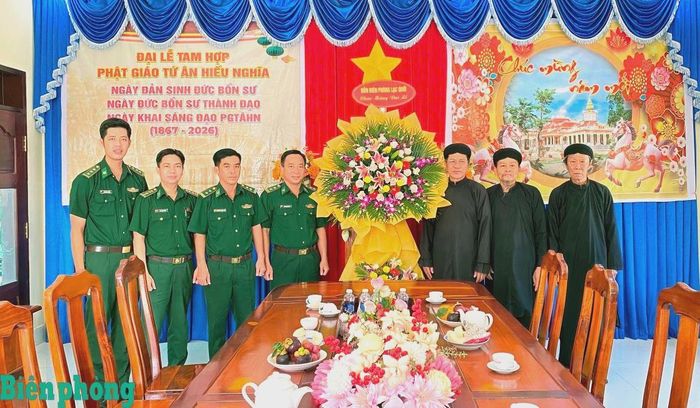 Đồn Biên phòng Lạc Quới (Bộ đội Biên phòng tỉnh An Giang) đến thăm, chúc mừng Ban Trị sự Trung ương Phật hội Tứ Ân Hiếu Nghĩa (ấp An Định A, xã Ba Chúc, tỉnh An Giang) nhân Đại lễ Tam hợp - Ngày Đản sinh Đức Bổn sư, Ngày Đức Bổn sư thành đạo và Ngày Khai sáng đạo Phật giáo Tứ Ân Hiếu Nghĩa (tháng 6/2026). Ảnh: Huy Hoàng
