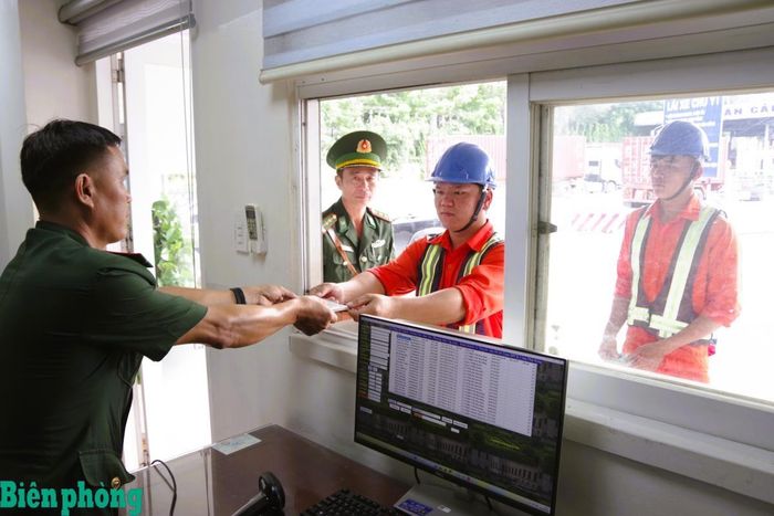 Thời gian làm thủ tục cho thuyền viên đi bờ chỉ mất khoảng 20 giây. Ảnh: Lê Khoa
