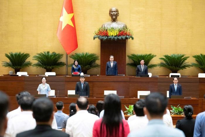 Chủ tịch Quốc hội Trần Thanh Mẫn và các đại biểu Quốc hội dành phút mặc niệm tưởng nhớ Chủ tịch Quốc hội Lào Saysomphone Phomvihane. Ảnh: quochoi.vn