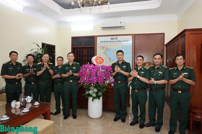 Thiếu tướng Hoàng Hữu Chiến, Phó Tư lệnh, Tham mưu trưởng Bộ đội Biên phòng cùng đoàn công tác tặng hoa chúc mừng Thiếu tướng Trần Xuân Mạnh, Tư lệnh Quân khu 1. Ảnh: Xuân Khoa