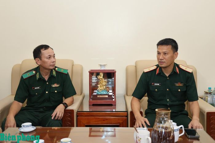 Thiếu tướng Hoàng Hữu Chiến và Thiếu tướng Trần Xuân Mạnh trao đổi tại buổi gặp mặt. Ảnh: Xuân Khoa