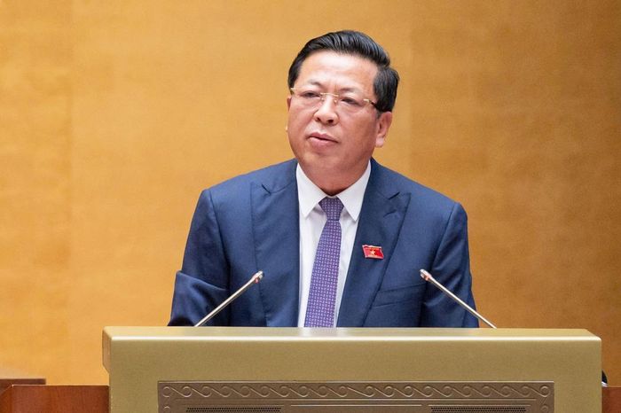 Bộ trưởng Bộ Xây dựng Trần Hồng Minh giải trình những nội dung các đại biểu nêu tại phiên họp. Ảnh: quochoi.vn