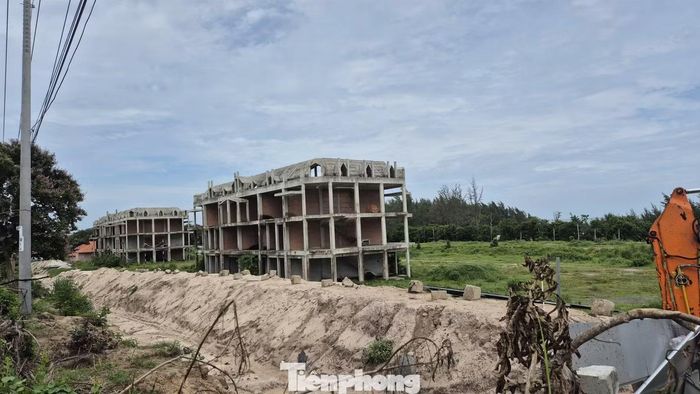 Theo giới thiệu, Long Island gồm các sản phẩm boutique hotel, shophouse diện tích 6x22m, biệt thự song lập và đơn lập diện tích khoảng 10x23m, kết cấu 3 tầng. Dự án được triển khai xây dựng từ năm 2022 nhưng đến nay vẫn chưa có thời điểm hoàn thành rõ ràng.