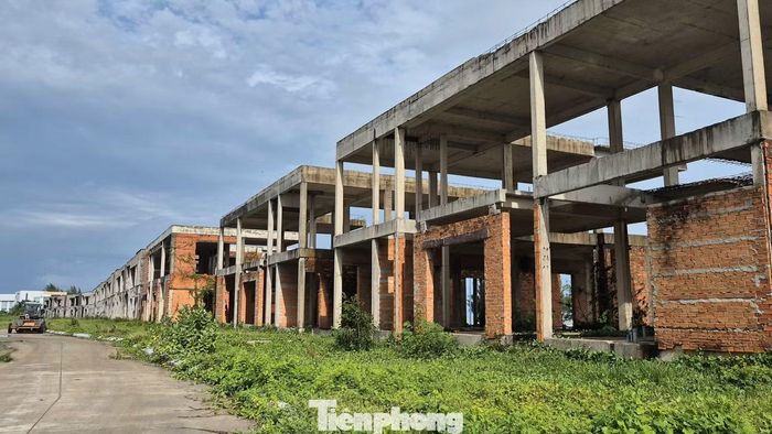Thực tế tại công trường cho thấy, nhiều căn biệt thự đã hoàn thành phần khung nhưng chưa được hoàn thiện. Cỏ cây bám quanh công trình, trong khi công nhân thi công chỉ xuất hiện lác đác vài người.