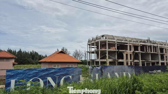 Cách đó không xa, dự án Long Island cũng rơi vào tình trạng tương tự. Sau thời gian ra mắt và triển khai xây dựng, hiện nhiều khu vực trong dự án phủ đầy cỏ cây, xen giữa là những căn biệt thự mới chỉ hoàn thiện phần thô.