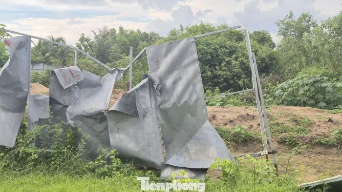 Dọc tuyến đường ven biển ĐT994 qua địa phận Hồ Tràm, hàng loạt khu đất được quây tôn, bên trong cỏ cây mọc um tùm. Một số dự án đã triển khai xây dựng nhưng nhiều dãy biệt thự, nhà liền kề mới chỉ hoàn thiện phần thô, để lại những khối bê tông, khung nhà trơ trọi giữa cây cỏ.