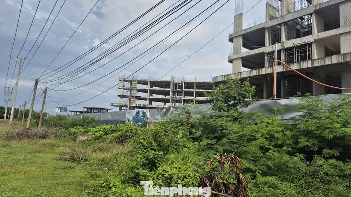 Công trình "trơ khung" giữa phố biển Hồ Tràm