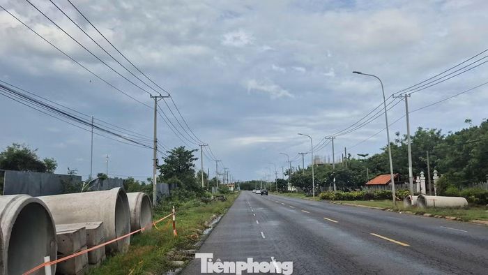 Không chỉ những dự án đã mở bán và triển khai xây dựng, dọc tuyến ven biển Hồ Tràm còn xuất hiện nhiều khu đất sau khi được quy hoạch, quây tôn nhưng vẫn chưa triển khai.