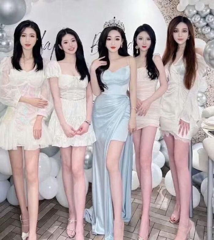 Khổng Lệ Mai (váy xanh) là hot girl nổi tiếng bị bạn thân lừa bán và sát hại.