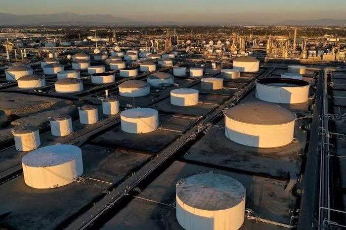 Giá dầu đi lên do hoạt động vận chuyển qua eo biển Hormuz vẫn đình trệ và đàm phán tại vùng Vịnh chưa đạt bước tiến rõ rệt. Ảnh: Reuters.