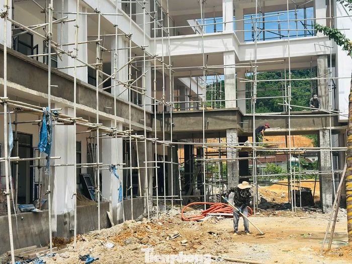 Trong giai đoạn nước rút, công nhân trên công trường đang khẩn trương thi công, tranh thủ từng ngày, từng giờ để hoàn thiện các hạng mục còn lại, bảo đảm công trình về đích đúng kế hoạch.