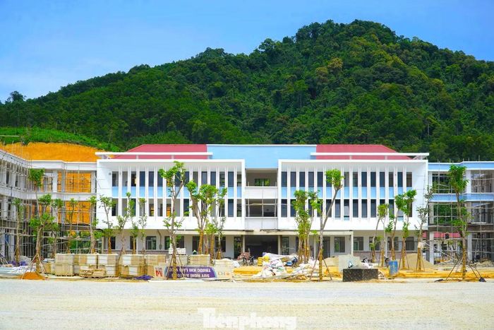 Dự án gồm khu học tập tiểu học và THCS, khu hành chính, khu nội trú 60 phòng, nhà đa chức năng, khu bể bơi trong nhà, nhà ăn - nhà bếp bán trú, phòng y tế cùng hệ thống phòng cháy, chữa cháy, cây xanh và hạ tầng kỹ thuật đồng bộ. Theo kế hoạch, toàn bộ công trình phải hoàn thành, bàn giao trước ngày 30/8/2026 để kịp phục vụ năm học 2026-2027.