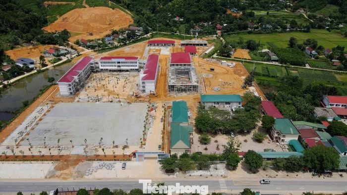Theo Ban Quản lý dự án đầu tư xây dựng công trình Dân dụng và Hạ tầng khu vực tỉnh Hà Tĩnh (đơn vị chủ đầu tư), dự án có tổng mức đầu tư 140,7 tỷ đồng, được triển khai trong giai đoạn 2025-2026. Công trình được khởi công tháng 11/2025, xây dựng trên diện tích khoảng 4,5ha, với quy mô phục vụ hơn 1.300 học sinh.